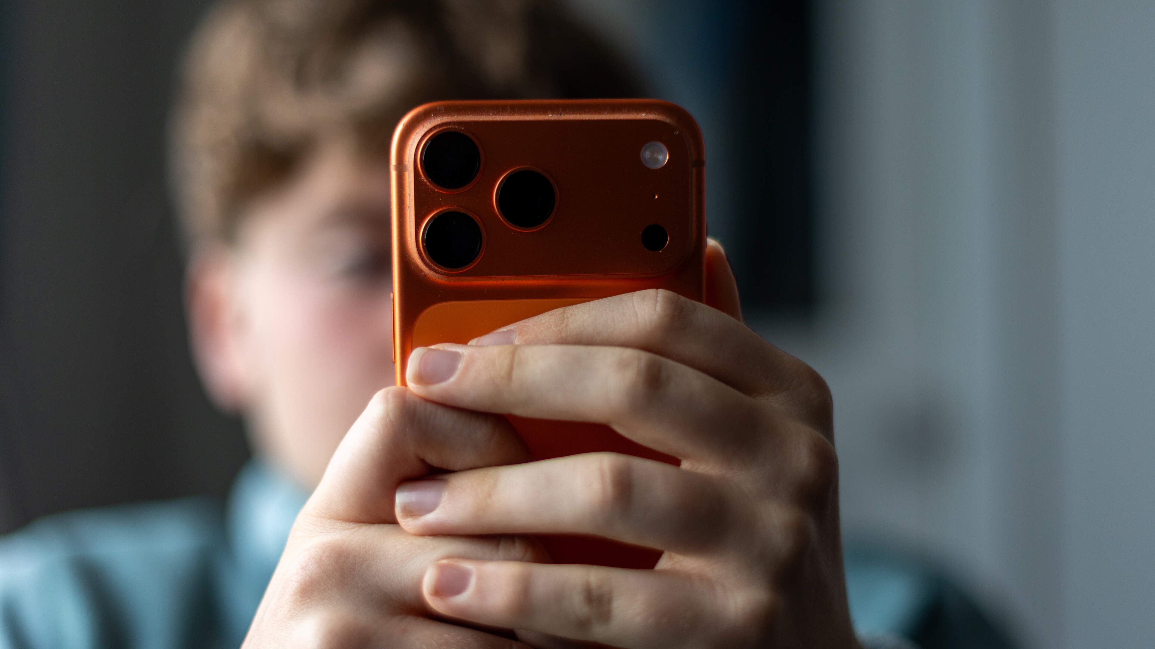 Brussel lanceert leeftijdsverificatie-app: nieuwe stap naar kinderslot op pornosites en sociale media